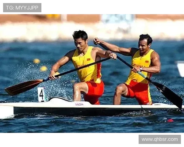 皮划艇队赛后的团队荣誉鼎